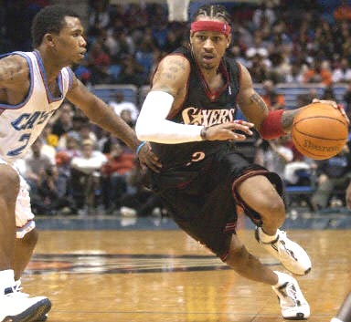 足球意甲射手榜竞争激烈，三人同进12球并列领跑（意甲金靴之争白热化：三将各入12球并列榜首）