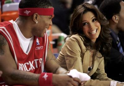 湖人赢球！詹姆斯关键时刻攻防一体！连得10分、绝杀抢断！（湖人取胜！詹姆斯生死时刻攻防统治，连拿10分+绝杀抢断锁定胜局）